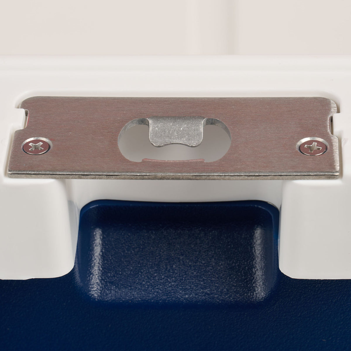 trailmate-75-qt-roller-cooler-d4 00035111-BO.jpg